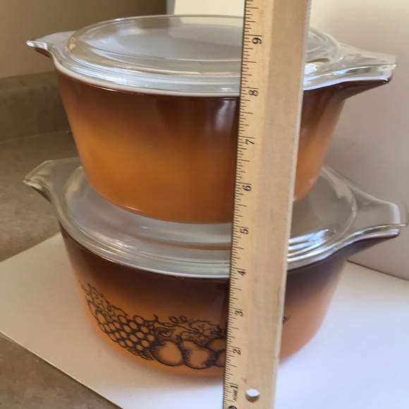 Vintage old orchard Pyrex casseroles. Set of 2 - Picture 3 of 14